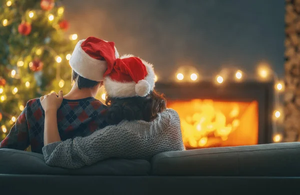 Pareja Cariñosa Relajarse Cerca Chimenea Árbol Navidad Casa — Foto de Stock