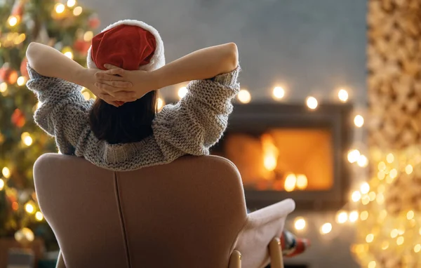 Молодая Женщина Отдыхает Возле Рождественской Елки Дома — стоковое фото