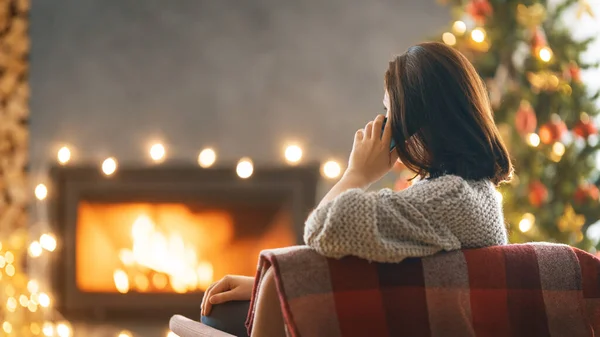 Mulher Está Usando Telefone Celular Sentado Perto Árvore Natal — Fotografia de Stock