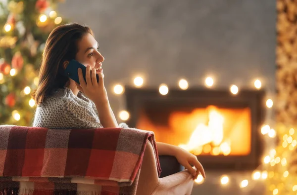 Mulher Está Usando Telefone Celular Sentado Perto Árvore Natal — Fotografia de Stock