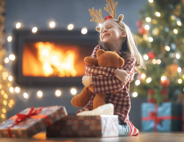 Feliz Natal Boas Festas Menina Criança Bonito Alegre Com Presente — Fotografia de Stock