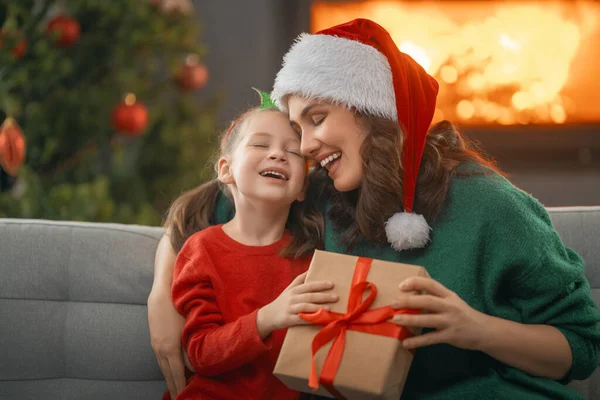 Mutlu Noeller Mutlu Tatiller Neşeli Anne Tatlı Kızı Hediye Değiş — Stok fotoğraf