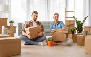 Mutlu genç evli çift yeni bir daireye taşınıyor..