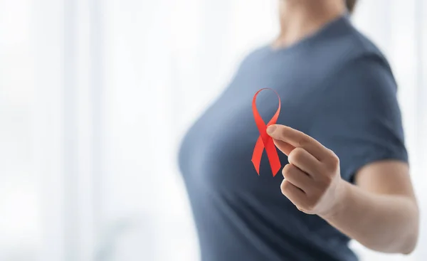 Giornata Mondiale Dell Aids Nastro Rosso Nelle Mani Vicino — Foto Stock
