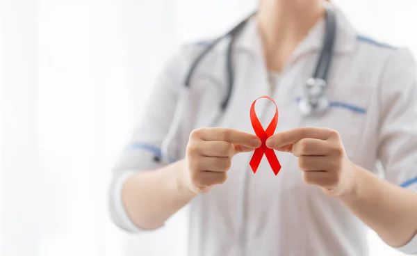 Giornata Mondiale Dell Aids Nastro Rosso Nelle Mani Vicino — Foto Stock