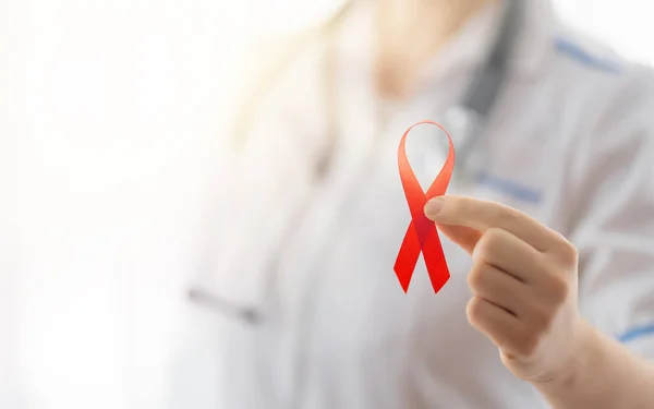 Giornata Mondiale Dell Aids Nastro Rosso Nelle Mani Vicino — Foto Stock