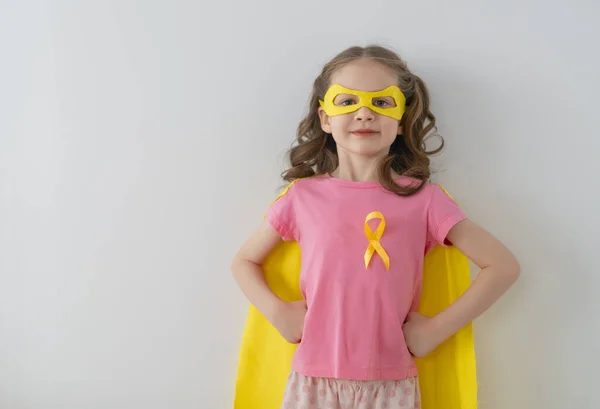 Światowy Dzień Raka Dzieciństwa Dziewczyna Stroju Superbohatera Złotą Wstążką — Zdjęcie stockowe