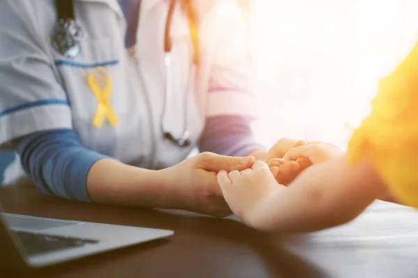 Wereld Kinderkanker Dag Meisje Patiënt Luisteren Naar Een Arts Het — Stockfoto