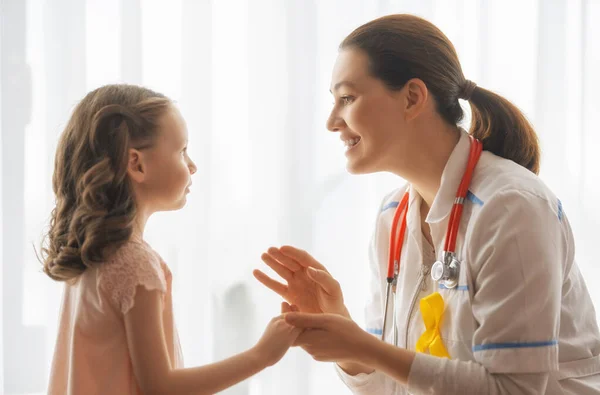 Día Mundial Del Cáncer Infantil Niña Paciente Escuchando Médico Consultorio — Foto de Stock