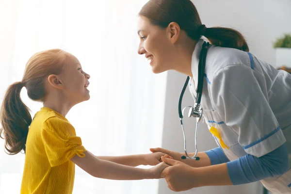 Día Mundial Del Cáncer Infantil Niña Paciente Escuchando Médico Consultorio — Foto de Stock