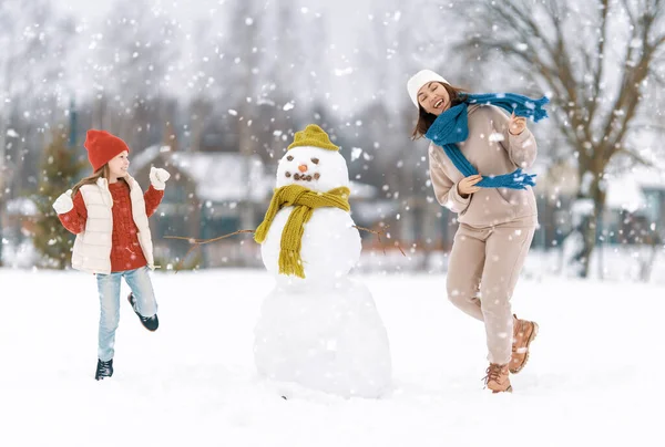 Joyeux Famille Mère Enfant Fille Sur Une Promenade Hiver Dans — Photo