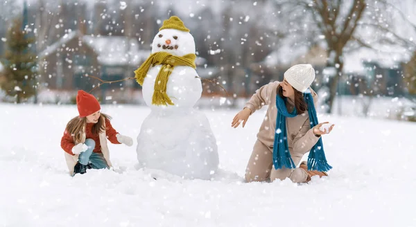 Ευτυχισμένη Οικογένεια Μητέρα Και Παιδί Κορίτσι Ένα Χειμώνα Πόδια Στη — Φωτογραφία Αρχείου