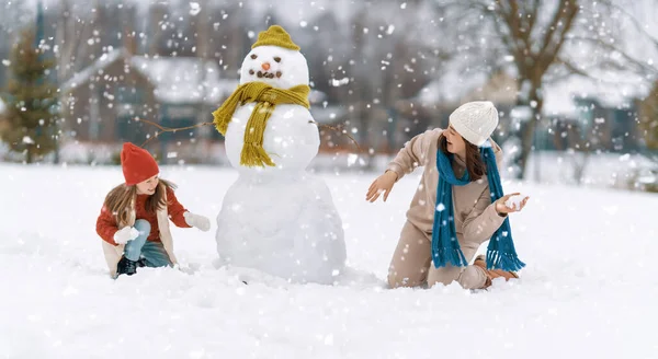 Familia Feliz Madre Niña Paseo Invierno Naturaleza — Foto de Stock