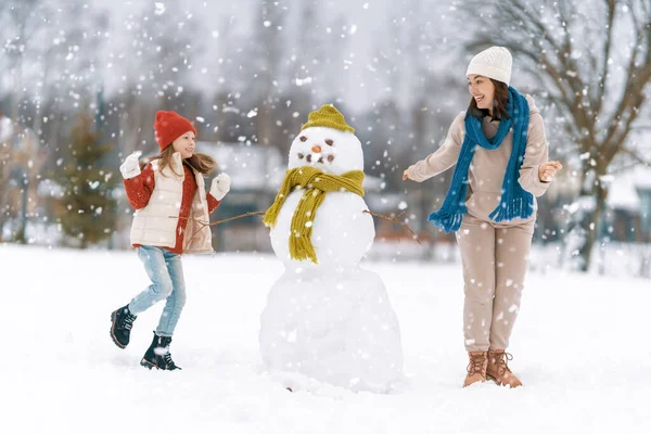 Glad Familj Mor Och Barn Flicka Vinterpromenad Naturen — Stockfoto
