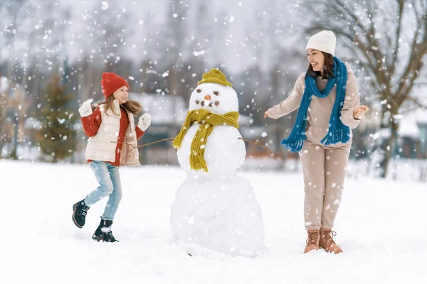 Glückliche Familie Mutter Und Kind Beim Winterspaziergang Der Natur — Stockfoto