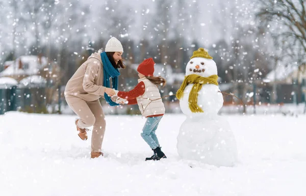 Mutlu Bir Aile Anne Çocuk Kız Doğada Bir Kış Yürüyüş — Stok fotoğraf