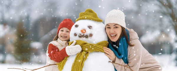 Szczęśliwa Rodzina Matka Dziecko Dziewczynka Zimowy Spacer Przyrodzie — Zdjęcie stockowe