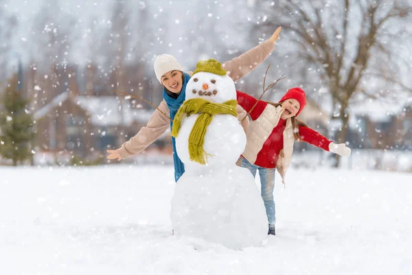 Glad Familj Mor Och Barn Flicka Vinterpromenad Naturen — Stockfoto
