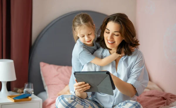 Χαρούμενη Αγαπημένη Οικογένεια Νεαρή Μητέρα Και Κόρη Κορίτσι Χρησιμοποιώντας Tablet — Φωτογραφία Αρχείου