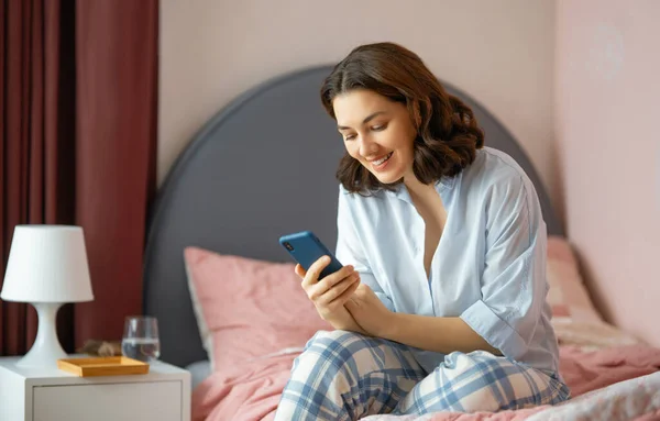 Щаслива Випадкова Красива Жінка Використовує Телефон Сидить Ліжку Вдома — стокове фото