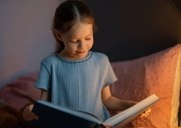 Linda Niña Está Leyendo Libro Dormitorio — Foto de Stock