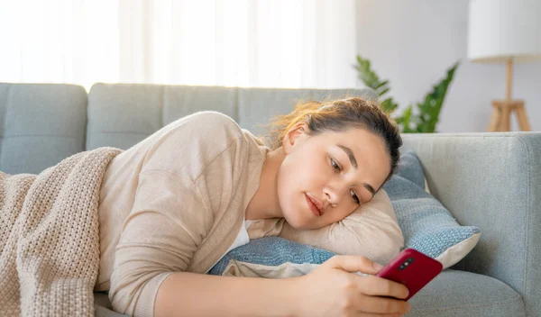 Feliz Mujer Hermosa Casual Está Utilizando Teléfono Sentado Sofá Casa —  Fotos de Stock