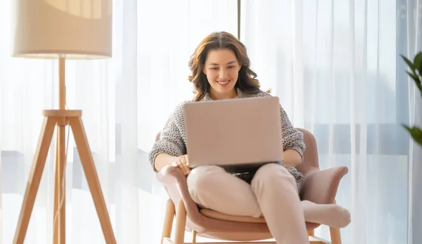 Feliz Mulher Bonita Casual Usando Laptop Casa — Fotografia de Stock