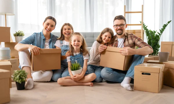 Glückliche Junge Familie Zieht Neue Wohnung Eltern Und Töchter Mit — Stockfoto