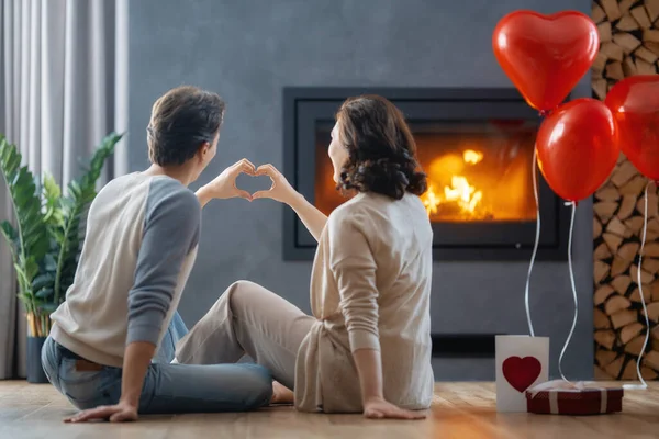 Šťastný Milující Pár Valentýna Muži Ženy Baví Trávit Čas Doma — Stock fotografie