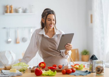 Evde sağlıklı yiyecekler. Kadın mutfakta doğru düzgün bir yemek hazırlıyor..