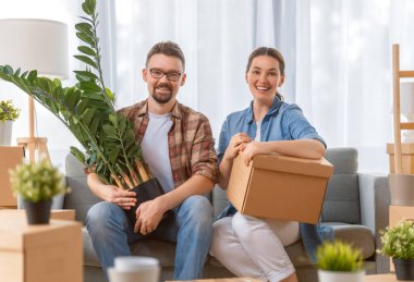 Mutlu genç evli çift yeni bir daireye taşınıyor..