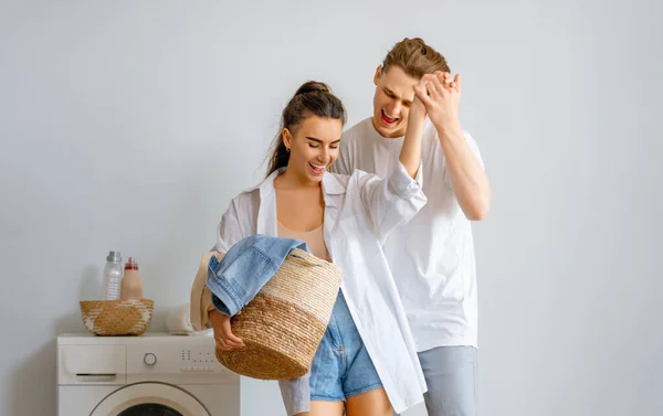 Hermosa Joven Pareja Amorosa Está Sonriendo Mientras Hace Colada Casa — Foto de Stock