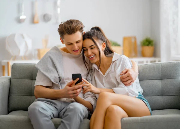 Jovem Casal Está Usar Telefone Mulher Homem Divertindo Ficando Casa — Fotografia de Stock