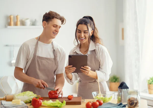 Gesunde Ernährung Hause Glückliches Liebespaar Bereitet Der Küche Die Richtige — Stockfoto