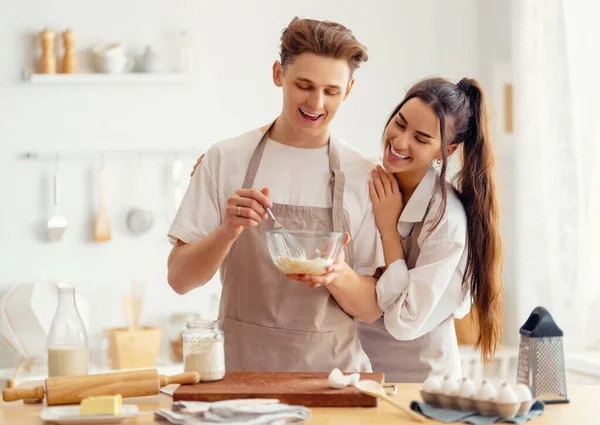 Felice Coppia Amorevole Sta Preparando Pasticceria Cucina — Foto Stock