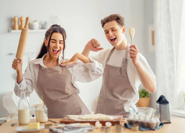 Heureux Couple Amour Prépare Pâtisserie Dans Cuisine — Photo