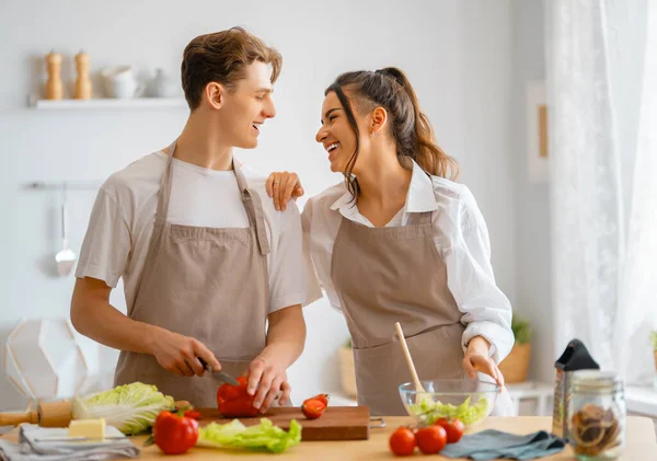 Evde Sağlıklı Yiyecekler Mutlu Çift Mutfakta Doğru Düzgün Bir Yemek — Stok fotoğraf