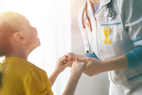 Παγκόσμια Ημέρα Κατά Του Παιδικού Καρκίνου Κορίτσι Ασθενής Ακούει Ένα — Φωτογραφία Αρχείου
