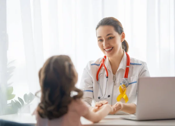 Dia Mundial Cancro Infância Paciente Menina Ouvindo Médico Consultório Médico — Fotografia de Stock