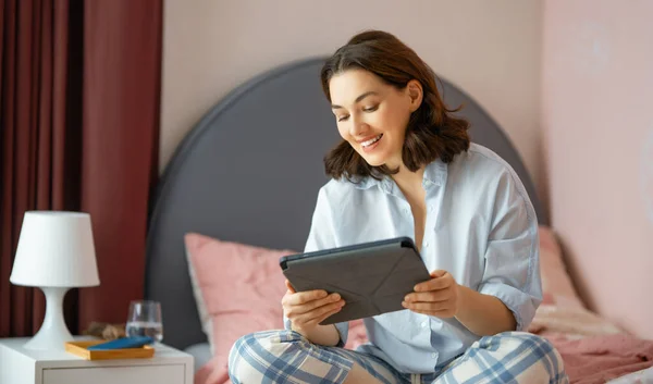 Šťastný Ležérní Krásná Žena Pomocí Tabletu Sedí Posteli Doma — Stock fotografie