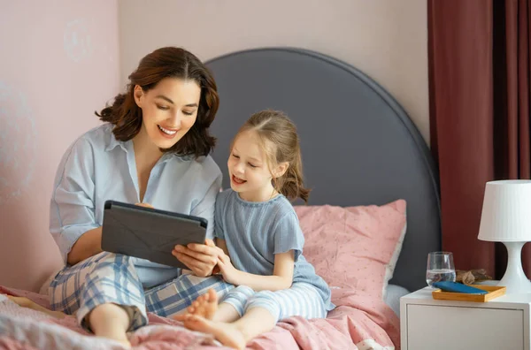 Χαρούμενη Αγαπημένη Οικογένεια Νεαρή Μητέρα Και Κόρη Κορίτσι Χρησιμοποιώντας Tablet — Φωτογραφία Αρχείου