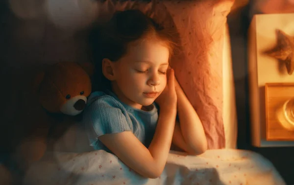 Adorable Niño Pequeño Está Durmiendo Cama —  Fotos de Stock