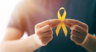 Dünya Çocuk Kanser Günü. Altın kurdeleli doktor.. 