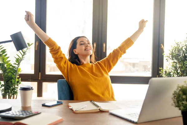 Gelukkig Casual Mooi Vrouw Werken Een Laptop Het Kantoor — Stockfoto