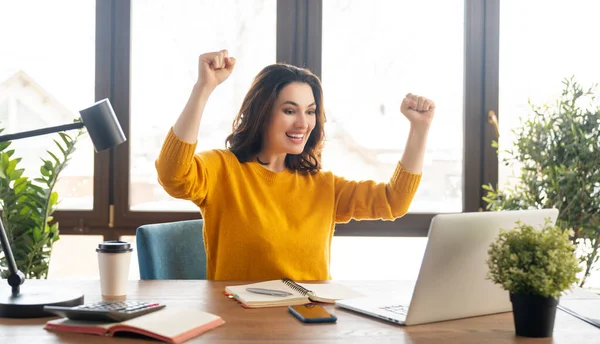 Feliz Mulher Bonita Casual Trabalhando Laptop Escritório — Fotografia de Stock