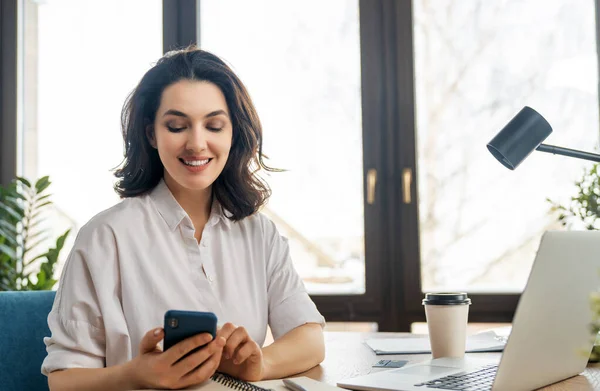 Gelukkig Casual Mooi Vrouw Werken Een Laptop Het Kantoor — Stockfoto