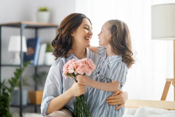 Šťastný Den Dcera Blahopřeje Matce Dává Květiny Máma Holkou Usmívají — Stock fotografie