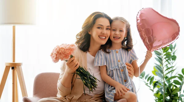 Feliz Dia Filha Está Felicitar Mãe Dar Lhe Flores Mãe — Fotografia de Stock