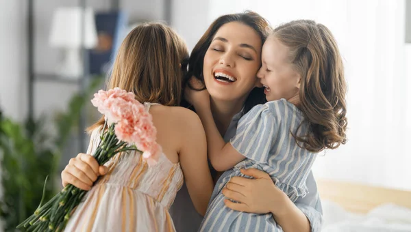 Feliz Dia Filhas Crianças Estão Parabenizando Mãe Dando Lhe Flores — Fotografia de Stock