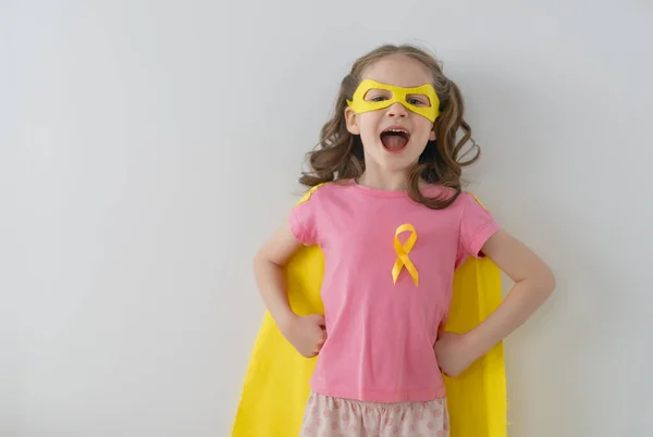 Всесвітній День Дитячого Раку Дівчина Костюмі Супергероя Золотою Стрічкою — стокове фото